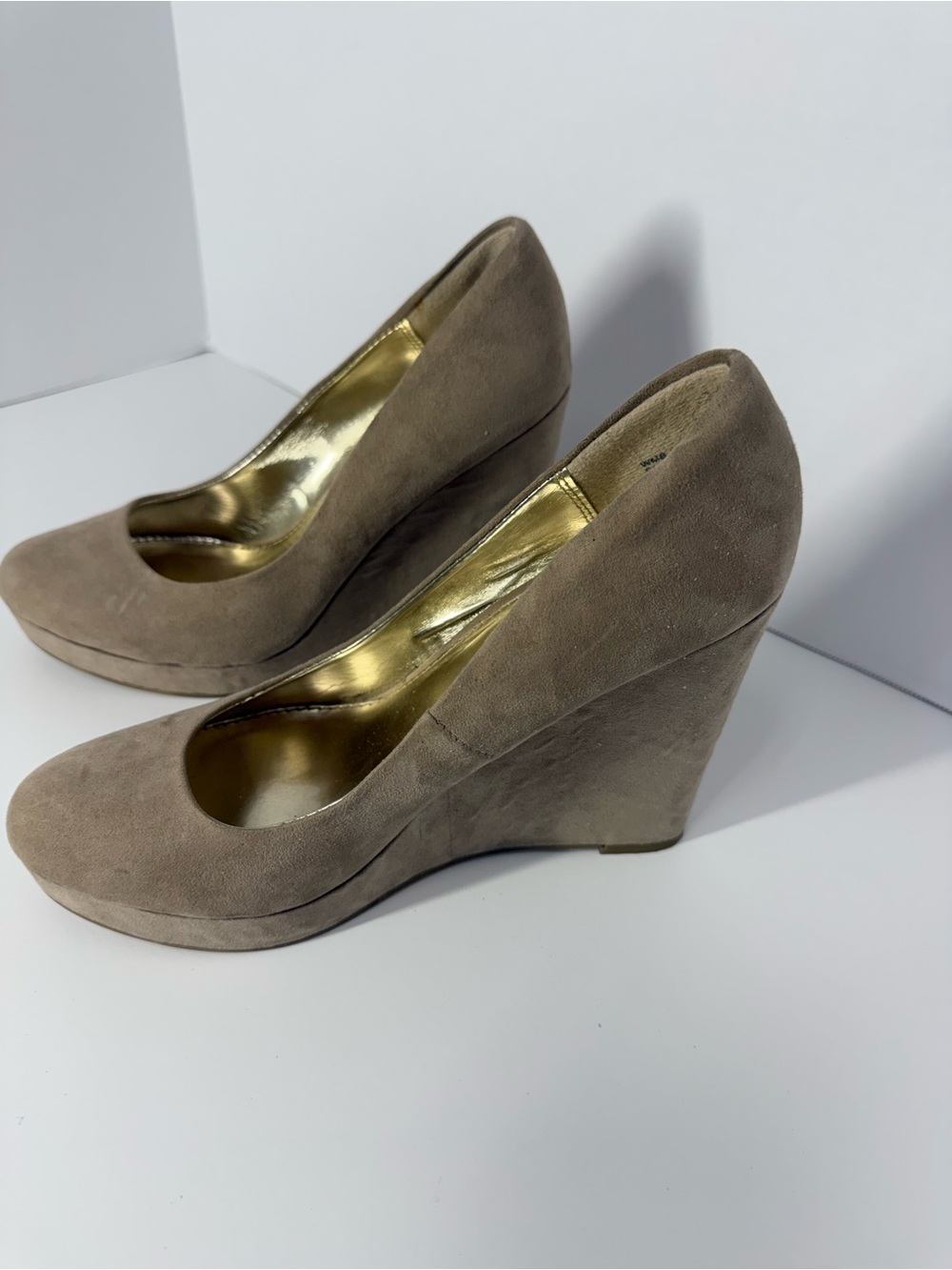 Report Taupe Faux Suede Platform Wedge Pumps Heels Gold Insole Women's Size 8